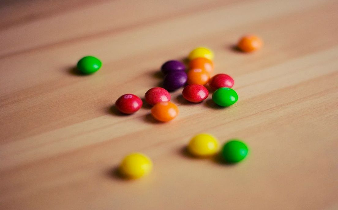 Un caramelo de canela tibio en una caja
